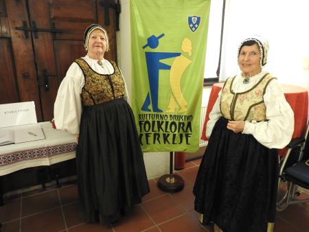 Pred začetkom slovesnosti v pogovoru predsednica KD Folklora Cerklje Irena Naglič in Vida Plevel_sedaj članica  skupine Cerkljanski gavnarji